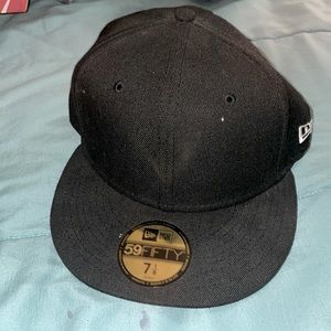New era fitted size 7 1/8 56.8cm all black no design
